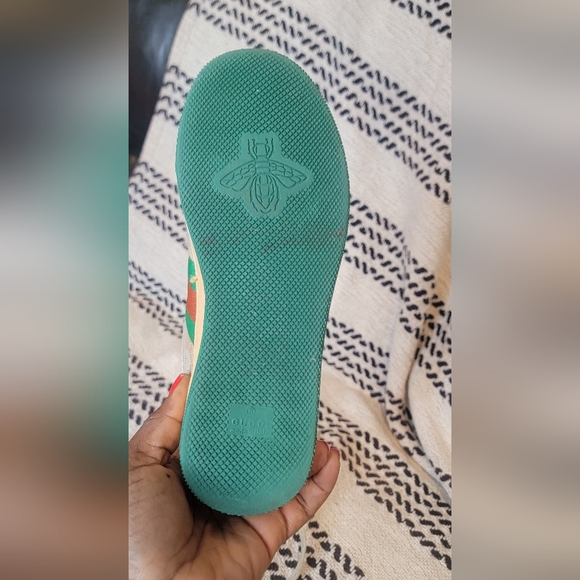 COPY - Beautiful pre-owned Gucci in good condition. Missing a GG stone on one f… - Picture 11 of 13